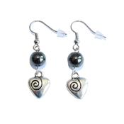 Boucles d'Oreilles Pierre Boule 8 mm en Hématite Coeur métal argenté