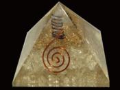 Orgonite Pyramide de 7 cm Pierre de Cristal de Roche et Spirale de Cuivre