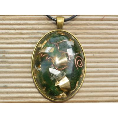 Orgonite Pendentif Cabochon Ovale 40x30 Aventurine Verte et Feuilles d'Or Pièce Unique N°AVTORG4030-1