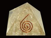 Orgonite Pyramide de 5.5 cm Pierre de Cristal de Roche et Spirale de Cuivre